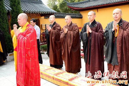 上海洪福寺圣怀法师带领两序大众赴海安广福禅寺祭祖