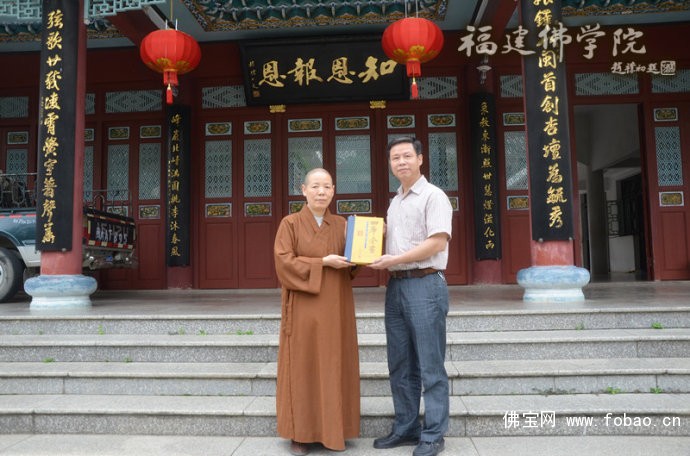 象峰崇福寺方丈如妙法师和郑维山交谈 佛宝网福建讯 2015年4月30日