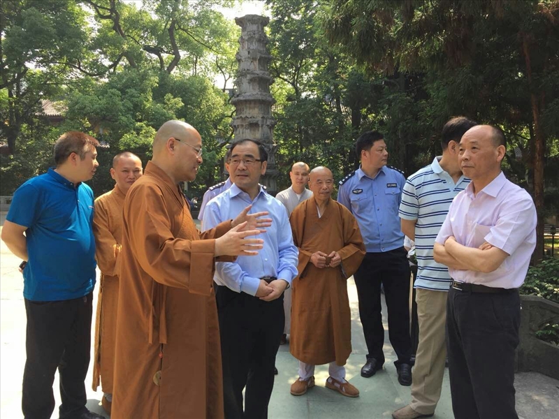 灵隐寺方丈光泉法师向冯志礼介绍情况