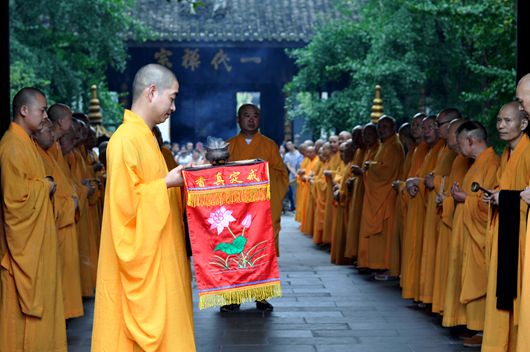 主席广声法师一行赴四川成都访问(图)  广声法师一行在宝光寺合影留念