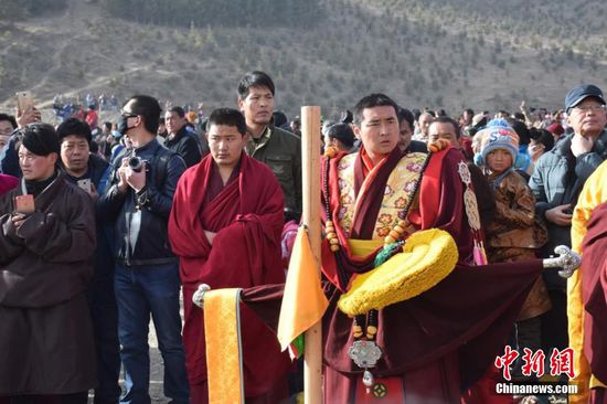 "世界藏学府"甘肃拉卜楞寺举行晒佛节