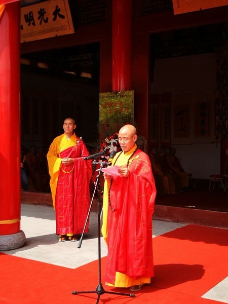 升座现场 佛宝网甘肃讯 7月8日,甘肃武威鸠摩罗什寺理方法师荣膺方丈