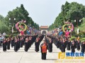 佛光祖庭大觉寺朝山祈福天公作美 信众三步一拜虔诚礼佛