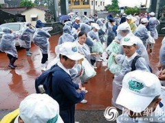 发生水灾 慈济发放两万余份热食帮助民众清理家园