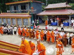 祜巴提卡达希赴云南洞景佛寺讲经 信众席地而坐听佛法