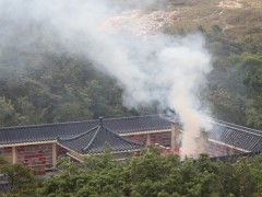 金庸遗体在香港宝莲寺火化 一缕轻烟“驾鹤倚天飞”