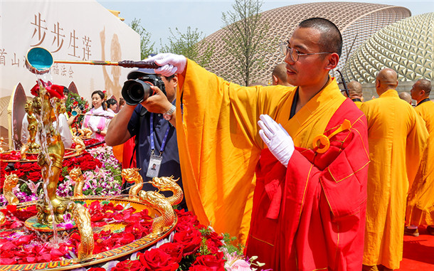 上午9时30分,由南京市佛教协会副会长,佛顶寺住持曙光法师主法.