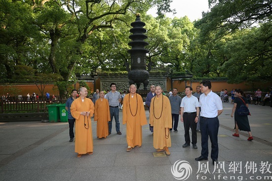 调研白华庵(图片 摄影:普陀山普济禅寺) 2019年7月11日下午3时,浙江