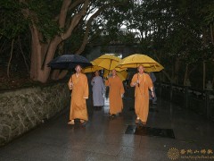 普陀山佛教协会会长道慈法师一行赴普陀山沿海寺院检查防台工作