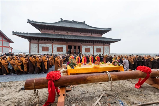 佛宝网宁波讯 12月18日上午,宁波市杭州湾新区万嵩寺举行了法堂,山门