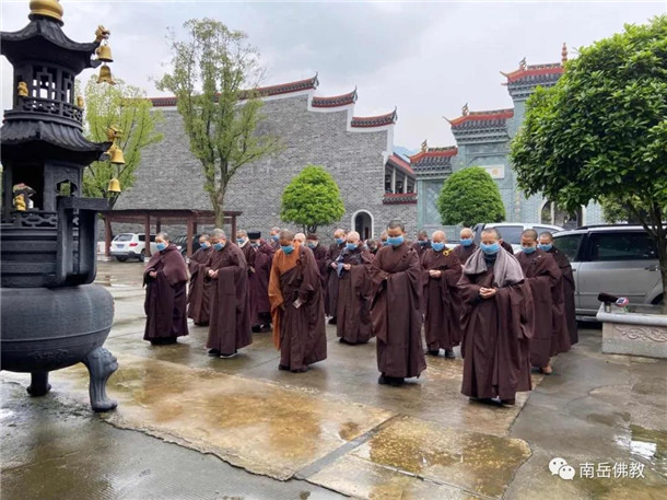 上封寺常住默哀▲南台寺常住默哀▲明月法师宣读《致哀悼词》▲下