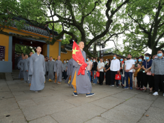 恢复开放首日，普陀山佛教协会举行升国旗仪式，大力弘扬抗疫爱国精神