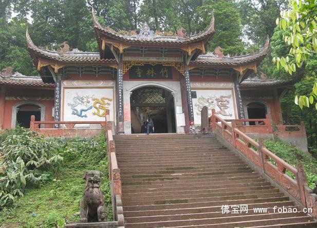 阳原县城东北40公里有一座青元山,竹林寺就座落在青元山的中峰台上