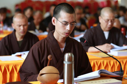 集体合影 2016年7月9日,在灵泉寺住持大愿法师的大力倡导下大众阅藏