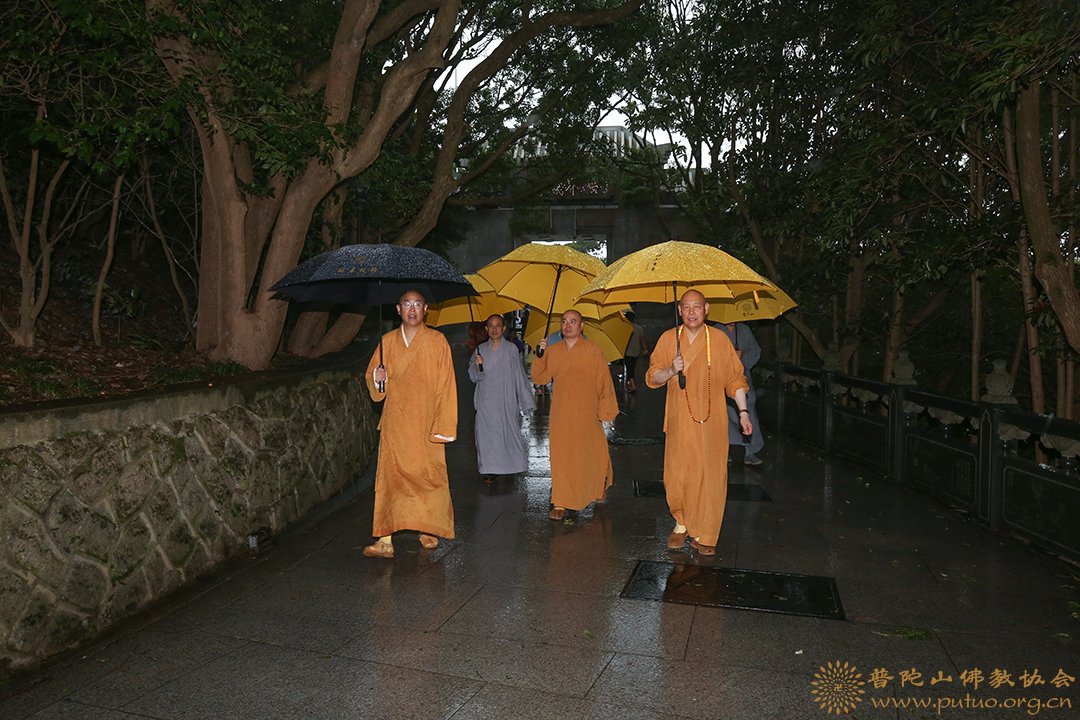 普陀山佛教协会会长道慈法师一行赴普陀山沿海寺院检查防台工作